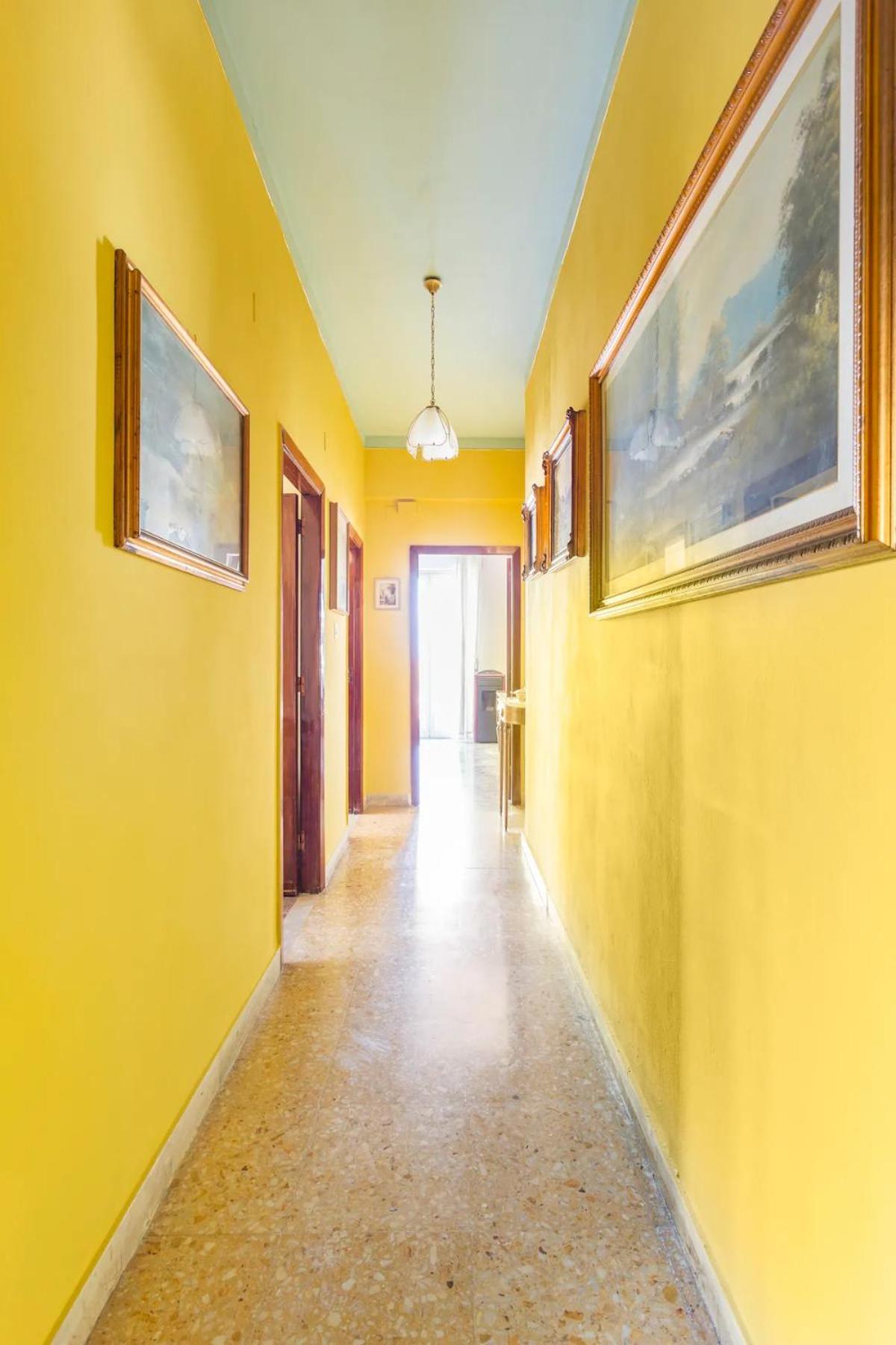 Floor Near Historic Fortino Apartment